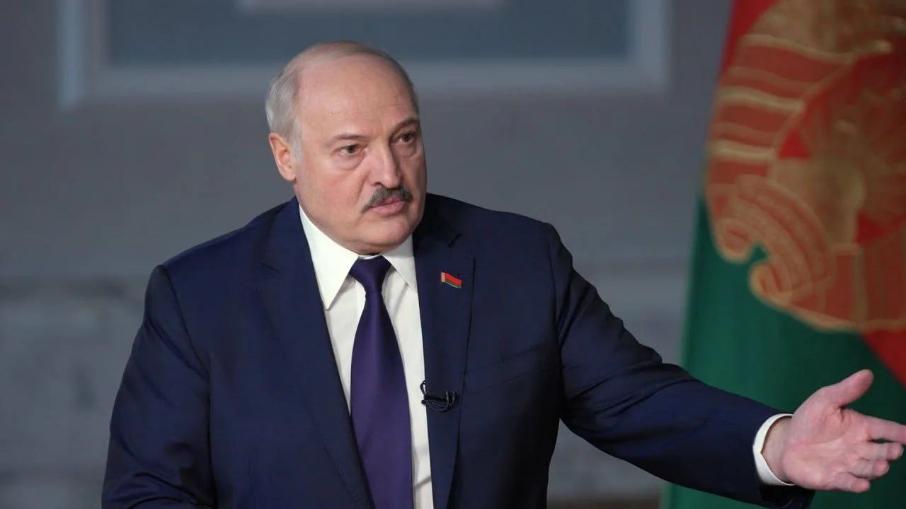 Президент Белоруссии Александр Лукашенко пригласил украинцев приезжать в республику сообщило агентство БелТА Мы открыты Пожалуйста приезжайте украинцы Мы с удовольствием вас примем Вашим семьям вашим детишкам обеспечим такую жизнь как белорусам в плане образования здравоохранения сказал глава государства на церемонии открытия обновленного моста через реку Припять