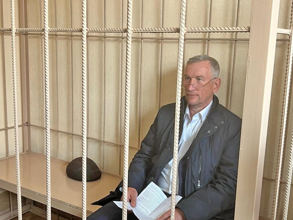 Суд арестовал имущество главы ГК Дискус Алексея Джулая почти на 600 миллионов ранее его обвинили в мошенничестве с деньгами дольщиков на 1 2 миллиарда Октябрьский районный суд Новосибирска удовлетворил ходатайство государственного обвинителя и наложил арест на имущество самого Джулая а также принадлежащей ему компании ООО Дискус Строй на 594 5 миллиона Застройщика напомним ранее обвинили в хищении денег дольщиков на строительство многоэтажек в микрорайоне Плющихинский но потерпевшие отказались считать себя таковыми и потребовали в суде дать Джулаю достроить жильё Интересный поворот