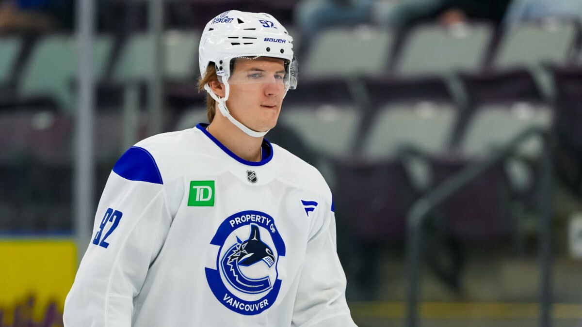 Кравцов вернется в состав челябинского Трактора Матч ТВ Ранее Ванкувер Кэнакс выставил Виталия на безусловный драфт отказов с целью расторжения соглашения По нашей информации форвард подпишет с челябинским клубом трехлетний контракт на этот и следующие два сезона news matchtv Derek Cain Getty Images Sport