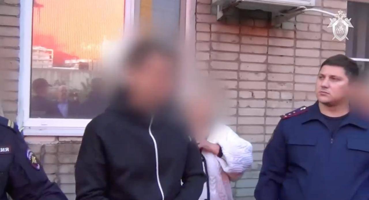 Совершавшего жестокие преступления более 30 лет назад мужчину задержали в Ростовской области Им оказался 51 летний житель города Шахты Его подозревают в совершении жестоких преступлений которые оставались нераскрытыми более 30 лет По версии следствия мужчина представлялся сотрудником коммунальных служб чтобы попасть в квартиры Там он грабил насиловал и убивал людей Выйти на след предполагаемого преступника удалось благодаря современным генетическим экспертизам которые установили его причастность к убийству восьмилетней девочки в 1994 году Задержанный уже дал признательные показания Суд отправил его под арест Ростовский Следком