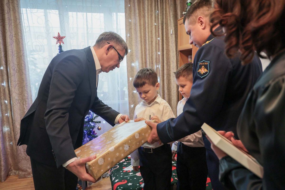 Губернатор Тульской области накануне Нового года поздравил многодетную семью участника СВО  Сегодня, 30 декабря, Дмитрий Миляев навестил семью начальника воздушно-десантной подготовки 106-й гвардейской воздушно-десантной дивизии, подполковника Дмитрия Свирина.  Читать далее...    TULA.SMI   Подписаться