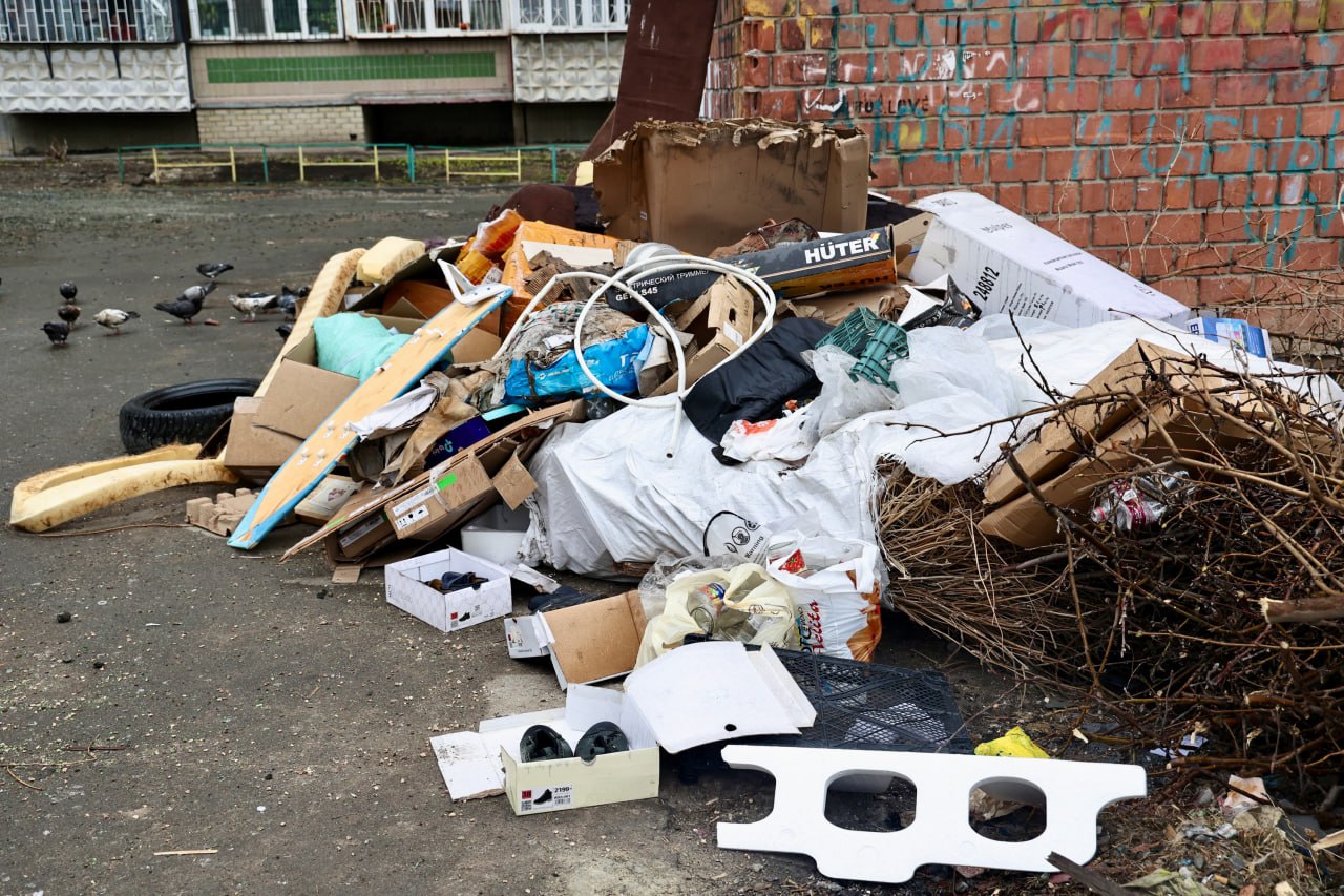 В 26 садах вблизи Челябинска отказались законно вывозить мусор Мусор из нескольких десятков садоводств вблизи областного центра отправляется не на полигон ТБО, а неизвестно куда. У 26 СНТ Челябинского кластера нет договоров с регоператором на вывоз отходов. А от 36, несмотря на наличие контракта, не поступило ни одной заявки. Эта экономия может привести к возникновению несанкционированных свалок, а также влететь садоводам в копеечку. — Согласно федеральному закону № 89 «Об отходах производства и потребления», СНТ обязаны заключать договоры с региональным оператором, в зоне которого образуются отходы. За уклонение от этого требования предусмотрены штрафы до 250 тысяч рублей, — подчеркнули в «Центре коммунального сервиса». Голосовать за канал