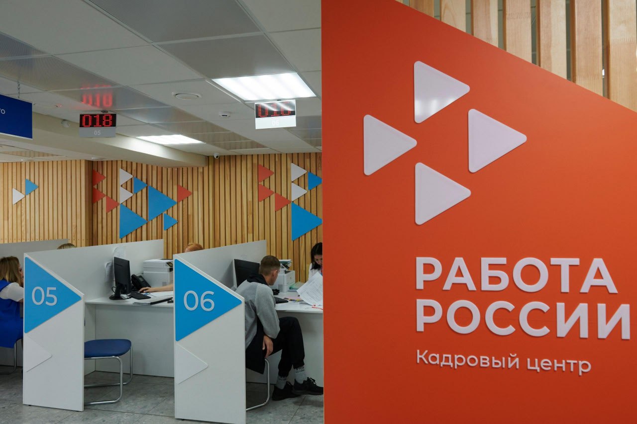 Более 240 жителей края открыли свое дело при поддержке службы занятости.   Например, жительницы Дивногорска и Енисейска оказывают услуги фотосъемки, жительница Красноярска тренирует юных спортсменов в детском центре, а участник СВО из Ачинска организовал бизнес по ремонту транспортных средств.  О том, как получить поддержку – по ссылке.   Для участников СВО информация о мере поддержки также доступна на краевом портале поддержки участников СВО и членов их семей «Vаша Zанятость». Он создан агентством труда и занятости в рамках федерального проекта «Государство для людей». Инициатива поддержана губернатором Михаилом Котюковым.