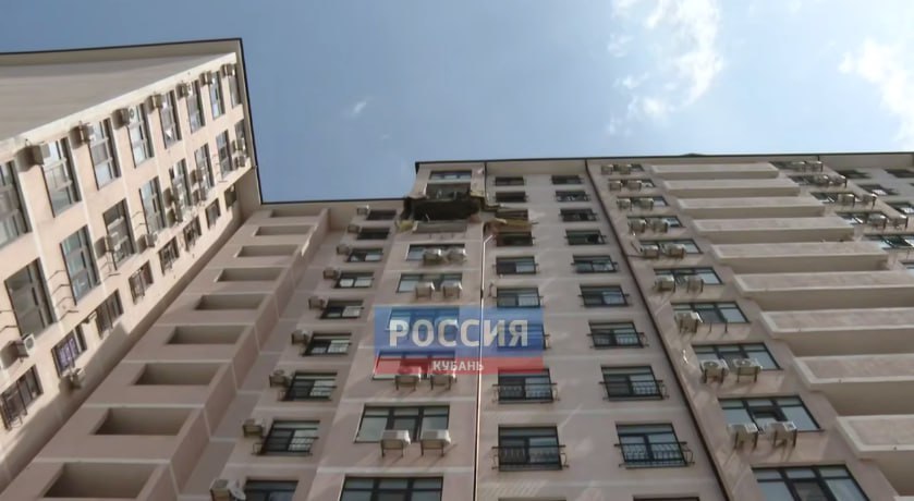 Пострадавшим от атаки беспилотников на Новороссийск увеличат выплаты Единовременная материальная помощь теперь составляет 15 000 рублей на человека, ранее она составляла 10 000 рублей. Финансовая помощь в связи с частичной утратой имущества первой необходимости – 75 000 рублей на человека, прежняя сумма – 50 000 рублей. За полностью утраченное имущество первой необходимости – 150 000, вместо выплачиваемых ранее 100 000 рублей, сообщил глава Новороссийска Андрей Кравченко. Сумма единовременного пособия новороссийцам, получившим в результате ЧС легкий вред здоровью, увеличена с 200 000 до 300 000 рублей. Сумма выплаты при получении вреда средней тяжести теперь составляет не 400 000, а 600 000 рублей. В связи с гибелью члена семьи единовременное пособие за каждого погибшего увеличено с 1 000 000 рублей до 1 500 000 рублей. Быть в курсе Прислать новость