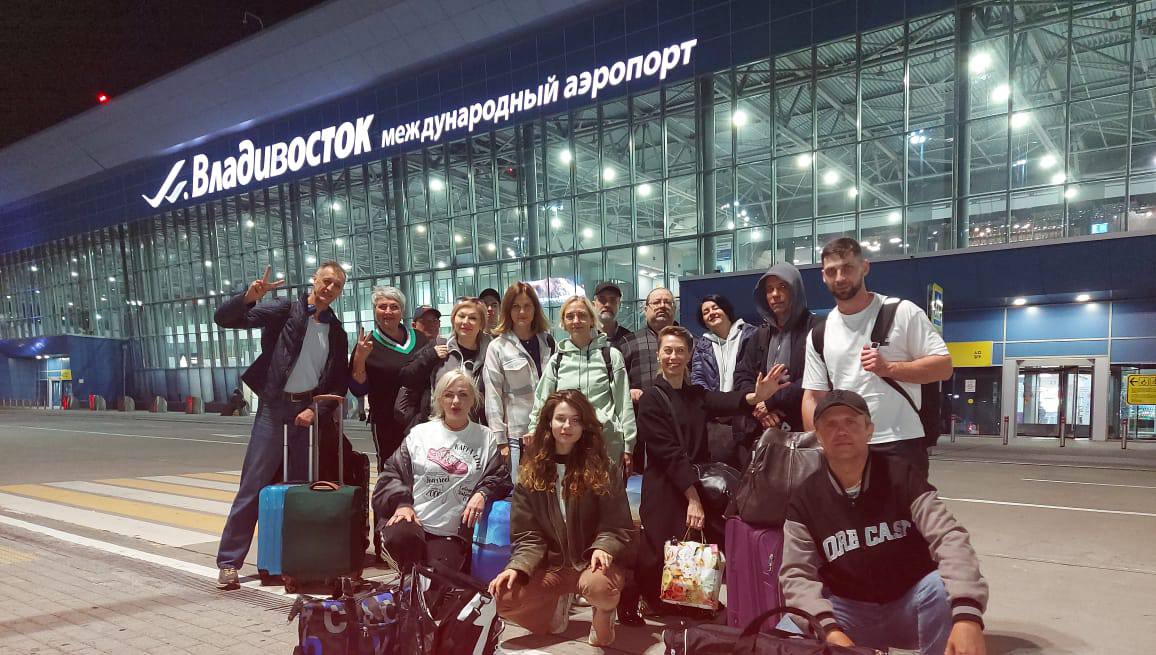 Артисты Приморского театра кукол отправились на большие гастроли в рамках Федеральной программы Большие гастроли для детей и молодежи Город лучших самоваров и пряников артисты будут покорять пятью спектаклями Это Белый кит Военная тайна Репка Сказка о золотой рыбке и Сказка про паучка А 10 октября во Владивостоке на малой сцене театра пройдёт спектакль Гуси лебеди