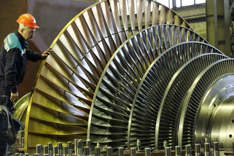 Суд взыскал 530 млн рублей с Силовых машин за задержку турбины Арбитражный суд Москвы взыскал с АО Силовые машины 529 188 млн рублей в пользу АО Нижневартовская ГРЭС входит в группу Интер РАО за нарушение сроков поставки турбинного оборудования Соответствующее решение было опубликовано в картотеке суда Как следует из материалов дела договор на поставку оборудования для модернизации энергоблоков электростанции был заключен в марте 2020 года Согласно контракту производитель должен был осуществить поставку до 1 июня 2022 года однако выполнил обязательства только 23 сентября 2024 года с опозданием более чем на два года Изначально генерирующая компания требовала взыскать неустойку в размере 1 097 млрд рублей Ответчик не оспаривая факта просрочки настаивал на снижении размера штрафа Суд удовлетворил ходатайство частично указав что расчет неустойки должен быть скорректирован с учетом периода действия правительственного моратория на банкротство В Силовых машинах также пытались оспорить свою ответственность ссылаясь на обстоятельства непреодолимой силы включая пандемию коронавируса и срывы поставок со стороны субподрядчиков Однако суд отклонил эти доводы указав что подобные трудности относятся к коммерческим рискам и не освобождают от обязательств В решении подчеркивается что дефицит персонала производственных мощностей в связи с выполнением оборонного заказа а также выполнение договора в период специальной военной операции не могут быть квалифицированы как форс мажор При этом суд счел заявленную изначально сумму неустойки несоразмерной и снизил ее в два раза Дополнительно с Силовых машин взысканы 4 98 млн рублей в качестве расходов по оплате государственной пошлины Решение может быть обжаловано в течение месяца