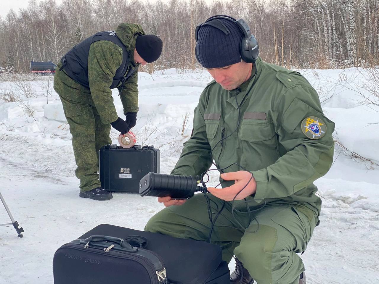 В Тюменской области возбуждено уголовное дело по факту обрушения горки на площади 400-летия Тюмени    По версии следствия, сегодня, 11 января 2025 года в вечернее время на площади 400-летия Тюмени произошло обрушение деревянной горки. В результате инцидента пострадал несовершеннолетний ребенок, которому в настоящее время оказывается вся необходимая медицинская помощь.  Следственным отделом по Центральному административному округу города Тюмени возбуждено уголовное дело по ч. 2 ст. 238 УК РФ  оказание услуг, не отвечающих требованиям безопасности .  На месте происшествия работает следственная группа.  Следователем СК России проводится  осмотр места происшествия. В рамках расследования уголовного дела допрашиваются свидетели и лица, причастные к эксплуатации данного объекта. Следователи принимают все необходимые меры для установления всех обстоятельств произошедшего.