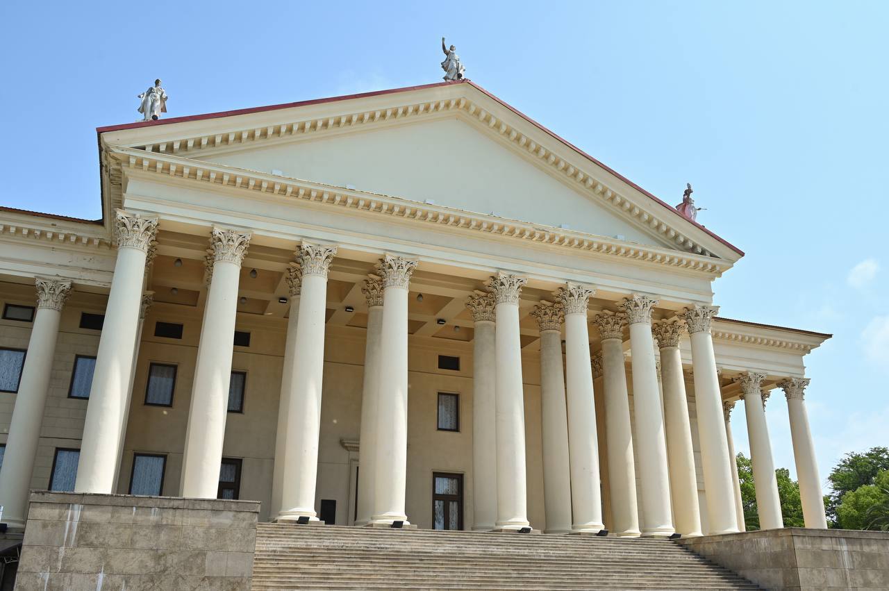 РБК Краснодар Реконструкцию Зимнего театра в Сочи оценили почти в 4 млрд рублей Для проведения работ потребуется 3 8 млрд рублей Для реализации проекта планируется использовать механизмы федеральных программ Администрация курорта готовит необходимые документы Стройка agproshunin