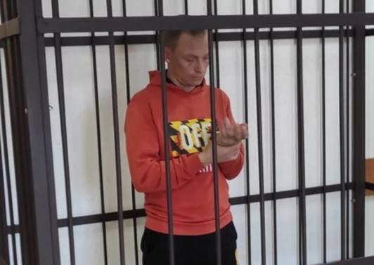 Подозреваемого в убийстве женщины из-за денег в посёлке Уфимском заключили под стражу Красноуфимский районный суд принял решение об аресте Дениса Гоппарова, подозреваемого в убийстве 44-летней Оксаны. Он будет находиться под стражей до 12 июля. Об этом сообщает URA.RU со ссылкой на Красноуфимский районный суд. По версии следствия, 8 мая Гоппаров забил женщину до смерти молотком, а затем закопал тело. Родственники погибшей считают, что мотивом преступления стало ограбление. Фото: Красноуфимский районный суд Новости Екб тут