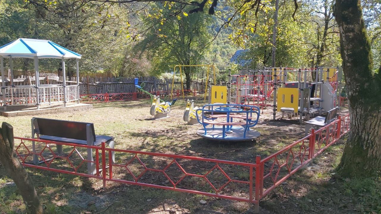 Детскую площадку построили в высокогорном селе Псху Площадку строили специалисты Управления капитального строительства по поручению Президента Бадры Гунба С такой просьбой жители обратились к главе государства во время его визита в село в июле Теперь у 26 школьников и 15 детей дошкольного возраста есть прекрасная игровая зона где они могут проводить время Апсныпресс Instagram Facebook Дзен