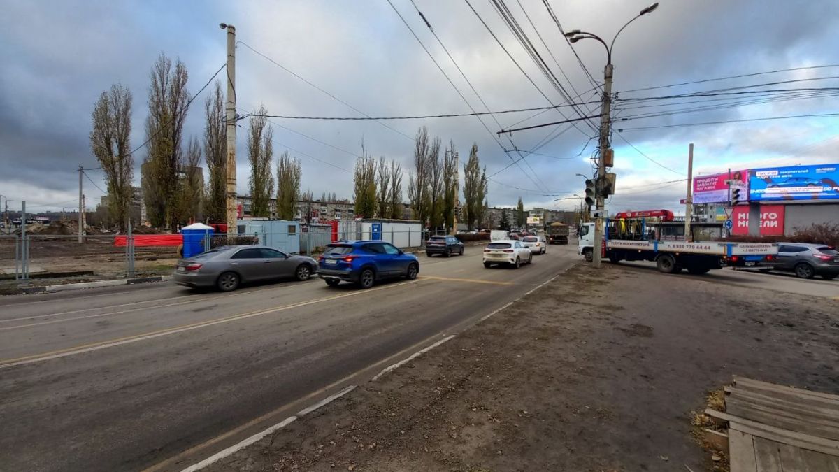 Об огромной пробке на Остужевском кольце сообщают воронежские автомобилисты     Огромный затор сковал движение на Остужевском кольце. На данном участке дороги полностью отключены светофоры. Из-за этого автомобилисты не могут доехать до Ленинского проспекта.  Очевидцы сообщают, что машины полностью «забили» мост над железной дорогой, а хвост тянется от выезда из микрорайона Электроника.  ↗  Прислать новость   Подписаться