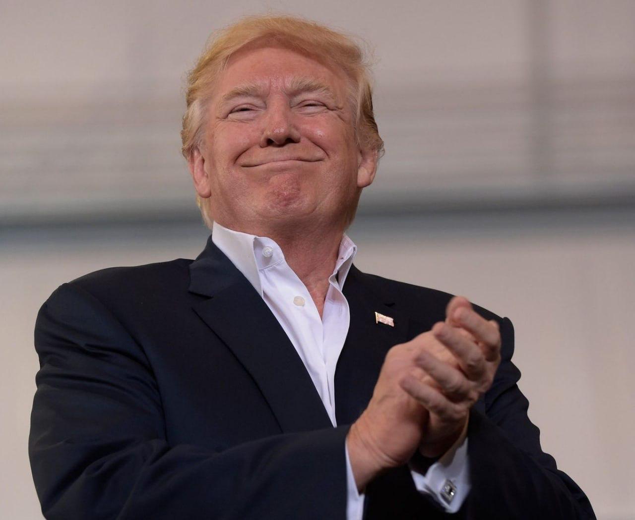 США после введения пошлин стали богатейшей страной в мире считает Трамп Он заявил журналистам что теперь его страна получает сотни миллиардов долларов Ранее Трамп объявил что Штаты обложат весь импорт из КНР дополнительной 100 ной пошлиной По его словам Китай держит мир в заложниках якобы создавая монополию на рынке металлов Подписаться на RT ТГ Зеркало MAX