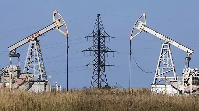 Добыча нефти в России за январь — май 2025 года снизилась на 3,5 процента по сравнению с аналогичным периодом прошлого года и составила 211 миллионов тонн. Об этом 16 июля заявил министр энергетики Сергей Цивилев на «правительственном часе» в Совете Федерации. В то же время добыча угля за этот же период выросла на 0,1 процента — до 187 миллионов тонн. Добыча газа снизилась на 3 процента — до 290 миллиардов кубометров. «Сейчас одновременно разрабатывают генеральные схемы развития нефтяной, газовой и угольной промышленности. Их разрабатывают на основе разработки топливно-энергетических балансов для всех регионов РФ. Это важный подход, чтобы сбалансировать оптимальные решения в каждом регионе, из какой первичной энергии будут делать энергию для промышленности и жителей данного региона», — сказал Цивилев.