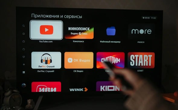 Минцифры предложило расширить набор данных о пользователях которые онлайн кинотеатры и соцсети передают официальному измерителю активности аудитории в интернете Участники рынка будут обязаны направлять компании Mediascope бессрочные идентификаторы пользователей сформированные с использованием их номеров телефонов а также полную информацию об аудитории конкретных фильмов и сериалов включая паузы и возобновления просмотров Опрошенные РБК участники рынка выразили опасения по поводу потенциальных нововведений Представитель Кинопоиска отметил что детализация передаваемых данных до номеров мобильных телефонов может граничить с вмешательством в частную жизнь О вопросе безопасности данных пользователей предупреждает и директор по работе с органами государственной власти компании Триколор Владимир Трунов Что это значит для бизнеса и потребителей а также какие риски видят юристы в обзоре РБК Фото Михаил Гребенщиков РБК Следить за новостями РБК в МАХ