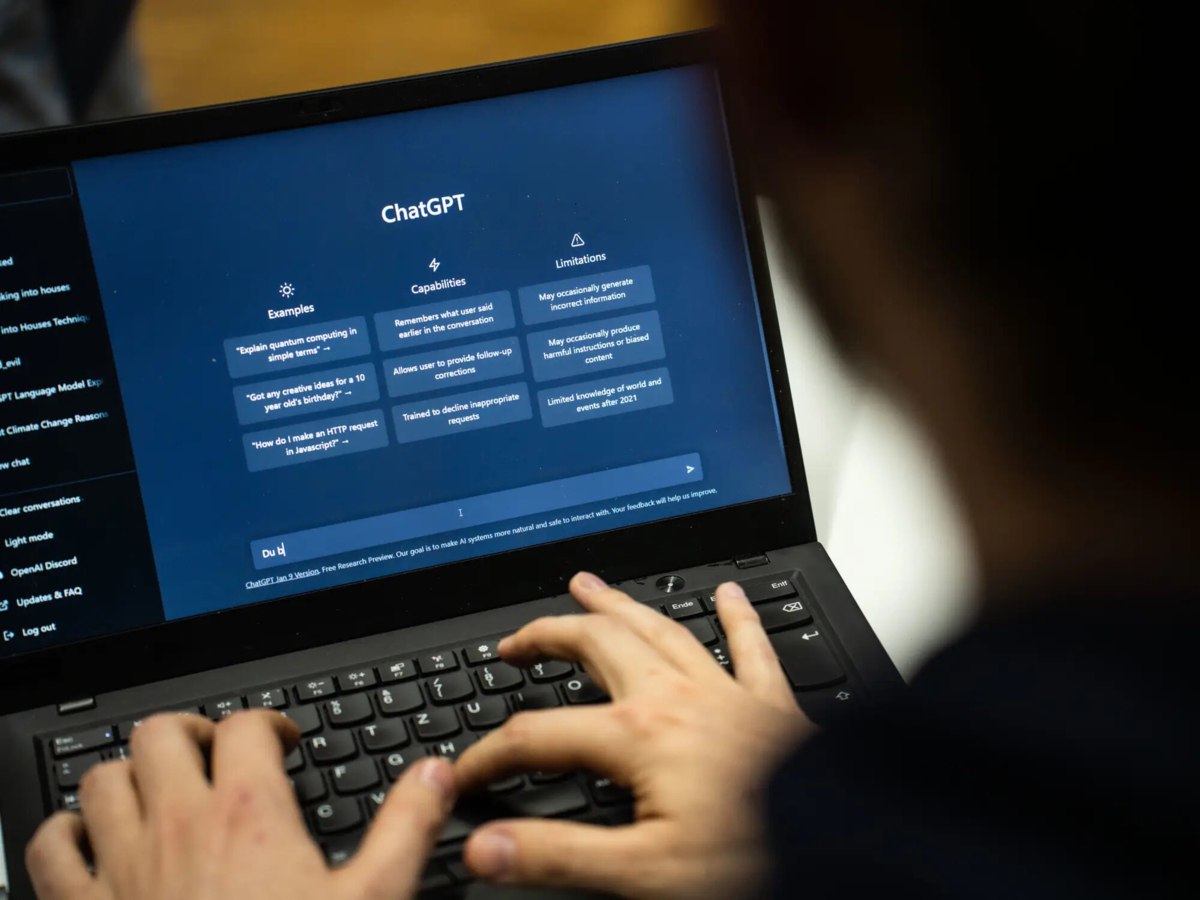 Согласно опросу Cybernews 44 американцев сливают нейросетям конфиденциальную корпоративную информацию например данные коллег и клиентов финансовые показатели и код У 52 респондентов работодатели ввели списки утверждённых ИИ сервисов но придерживаются их далеко не все Чаще других правила нарушают руководители высшего звена и менеджеры vc ru ai 2251550