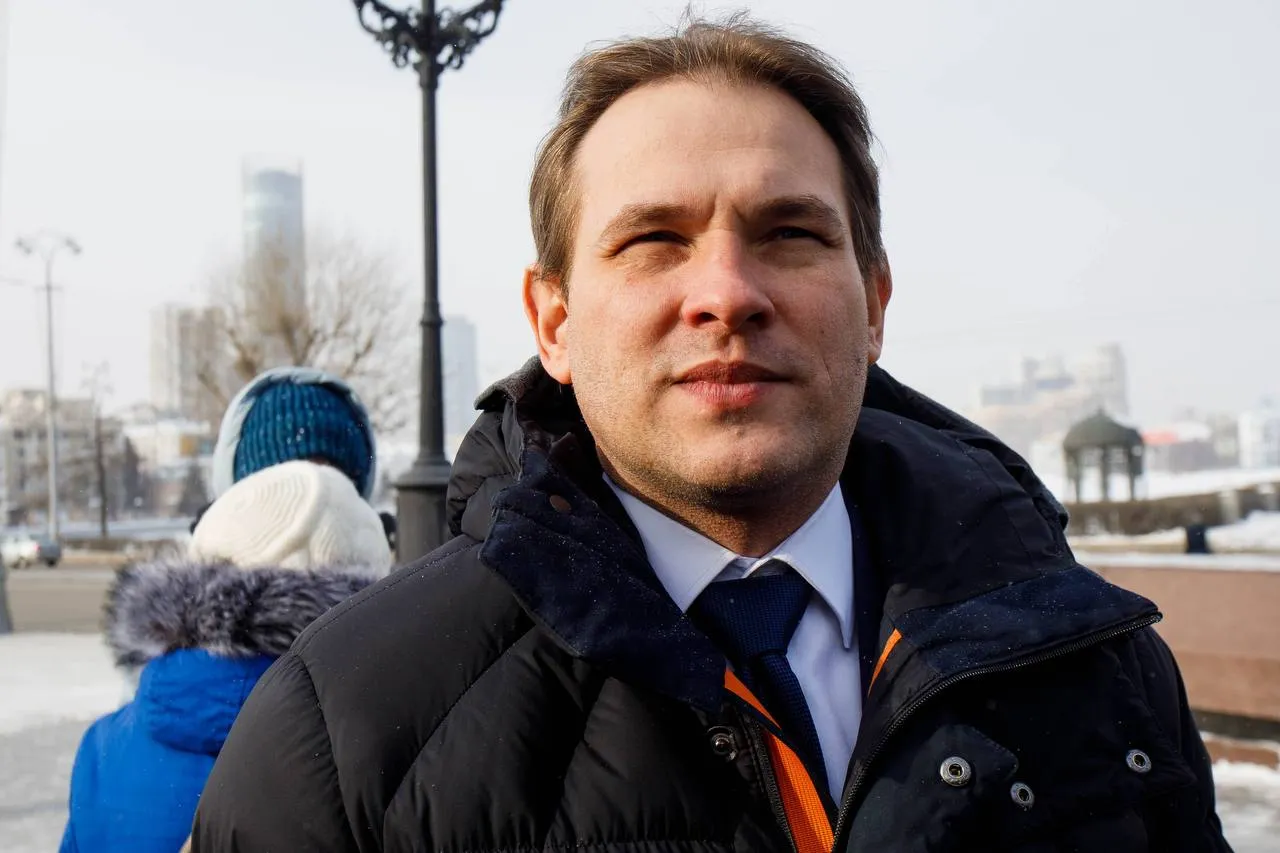 Задержанных активистов Яблока отпустили после допроса без протоколов Егор Ткаченко и Елизавета Кабак задержанные накануне в Екатеринбурге отпущены из отдела полиции Административных протоколов на них не составили Председателя регионального отделения партии Максима Петлина также отпустили сообщает Sota Vision Всех троих задержали из за участия и организации мероприятий Вечер писем политзаключенным которые проходили в мае 2025 года