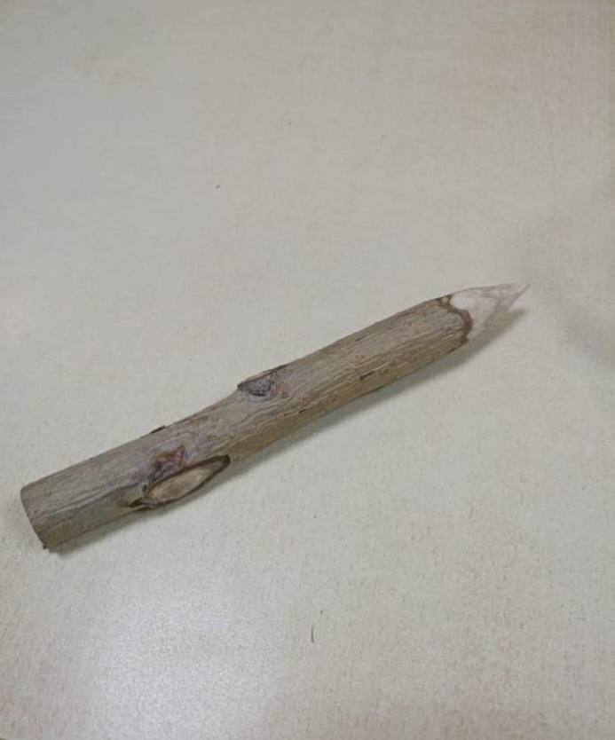 Этот амулет её личный щит жительница Омска пришла на заседание суда с необычным оберегом осиновым колом Во время осмотра на входе в зал суда в сумочке 50 летней женщины нашли заточенный деревянный предмет Она принесла его на очередное заседание и отказывалась отдавать По словам местной жительницы он является мощным энергетическим талисманом с защитной силой которому она безоговорочно доверяет Этот амулет её личный щит спутник придающий уверенность в любой ситуации без которого она ни шагу не сделает даже чтобы прийти в суд сообщили в пресс службе в ГУ ФССП по области Оберег пришлось изъять согласно мерам безопасности РЕН ТВ в Telegram в MAX