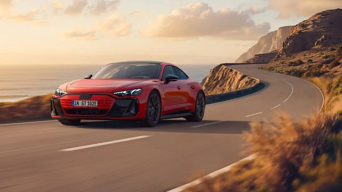 Audi показали бюджетную e-tron GT. Электрокар стал медленнее, но готов к более долгим поездкам. С лаунч-контролем седан развивает до 585 л.с. Разгон до 100 км/ч за 4 секунды, запас хода без подзарядки — 622 км. Цены — от €108,9 тыс. ₽9,7 млн . Это дешевле предыдущей самой доступной версии e-tron GT почти на ₽1,5 млн.