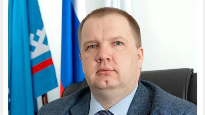 Бывший наследный глава района Омской области получил высокий пост Сегодня 27 октября в Яр Сале административном центре Ямальского района Ямало Ненецкого автономного округа в результате выбора конкурсной комиссии район возглавил Артем Чуланов Он родился в селе Кузнецово Тевризского района Омской области окончил юрфак ОмГУ в 2007 году Его отец был главой Тевризского района После университета Чуланов работал помощником председателя Тевризского районного суда Омской области затем стал главным специалистом Тевризского сектора департамента организационно правовой деятельности аппарата мировых судей Омской области после заступил на пост председателя комитета правового обеспечения администрации В 2015 году Чуланов избрался на пост главы Тевризского района из за чего многие газеты писали что пост перешел по наследству