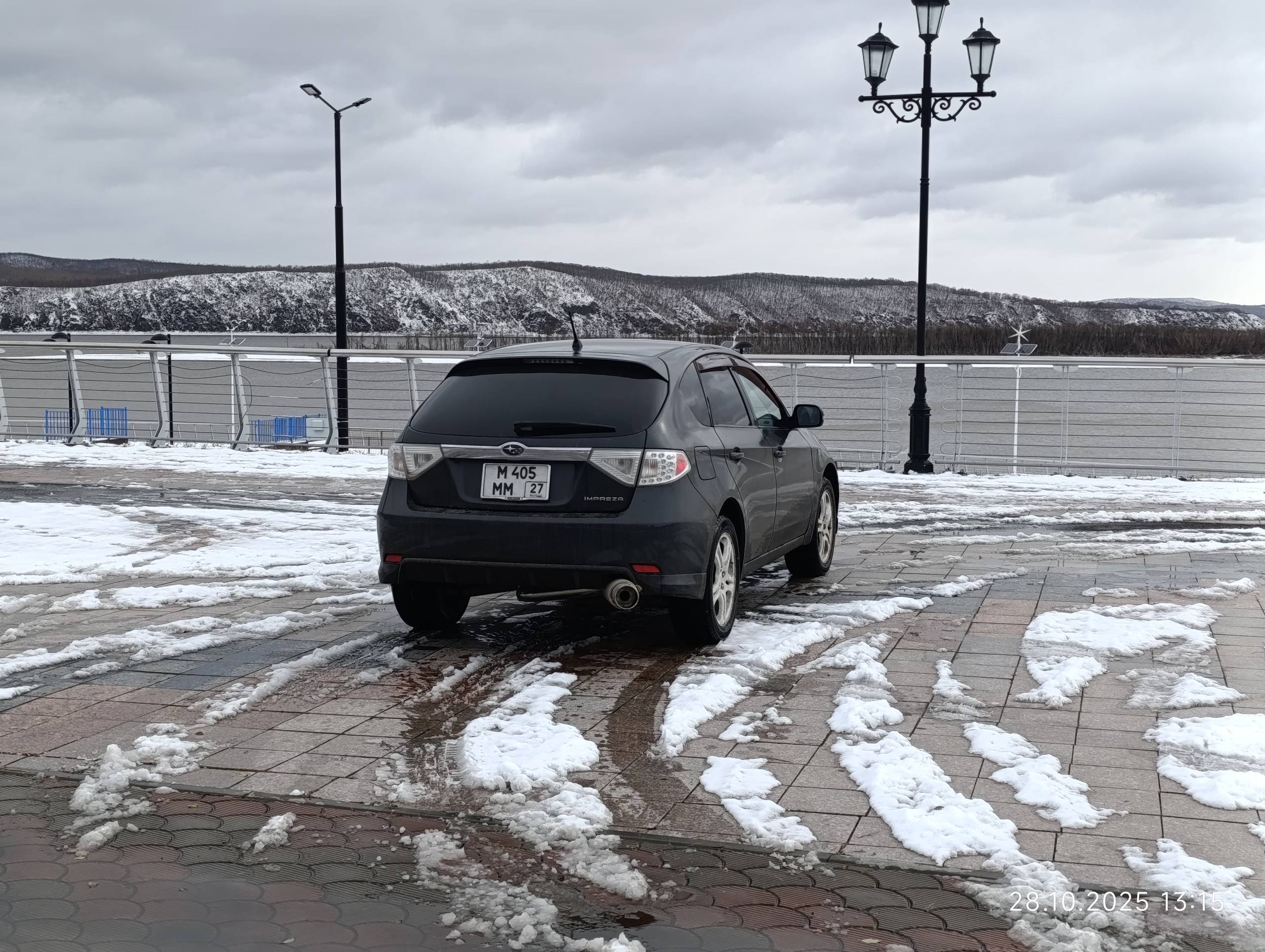 В городе Юности представители бизнес сообщества продолжают вести себя так будто законов для них не существует Ещё в период пандемии в Комсомольске на Амуре некоторые предприятия общепита устраивали шумные вечеринки за закрытыми дверьми и заблаговременно информировались отдельными сотрудниками городской администрации о рейдах правоохранителей и других проверяющих соблюдение режима карантина После того как городскую администрацию сменили убрав всех друзей предпринимателей местный бизнес продолжает класть на законы и порядки К примеру собственники одного из кафе на обновленной Набережной Первостроителей самовольно подвинули заградительные бетонные устройства и спокойно заезжают под кирпич чтобы не идти пешком до своей харчевни В комментариях к посту в одном из новостных сообществ города Юности где люди подняли эту тему жители задают два логичных вопроса Куда смотрят те кто должен на это реагировать и Заплатят ли нарушители за уже испорченную свежую брусчатку которая укладывалась за счет бюджета дополняя своё возмущение тем что При Михалёве коммерсы боялись так себя вести