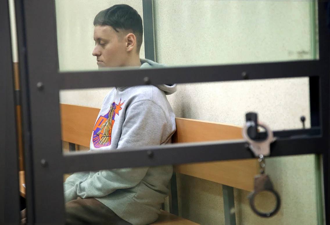 Осужденного Шарлота переведут из колонии-поселения в колонию общего режима Певца Эдуарда Шарлота переведут из колонии-поселения в исправительную колонию общего режима. Он нарушал дисциплину и подстрекал других осужденных к неподобающему поведению. Прокуратура Тольятти поддержала представление исправительного учреждения, в котором содержится певец, а Центральный районный суд города его утвердил, сообщили в надзорном ведомстве 18 августа. В декабре 2024 года Самарский областной суд приговорил Эдуарда Шарлота к пяти с половиной годам лишения свободы за осквернение символов воинской славы России, оскорбление памяти защитников Отечества и неуважение к религиозным чувствам. Суд принял решение о переводе Шарлота в колонию общего режима из-за его неоднократных нарушений режима. Постановление не вступило в силу.