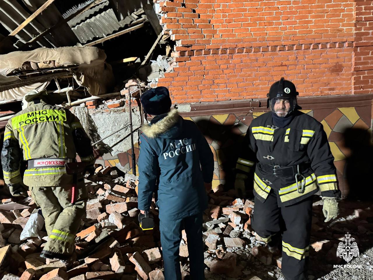 Взрыв  газо-воздушной смеси в с.п. Экажево  В 17:45 мск. 16.12.2024 в дежурную смену Главного управления МЧС России по Республике Ингушетия поступило сообщение о том, что в с.п. Экажево, по адресу ул. Картоева №44 произошел хлопок газо-воздушной смеси.  По прибытии на место происшествия пожарно-спасательных подразделений было установлено, что произошел хлопок газо-воздушной смеси в частном доме, без последующего возгорания. Общая площадь дома составляет 120 кв/м.  В результате хлопка газо-воздушной смеси пострадал 1 человек, погибших нет. Пострадавший доставлен в Ингушскую республиканскую клиническую больницу.  Причины и обстоятельства происшествия устанавливаются.  От Главного управления МЧС России по Республике Ингушетия привлекались силы и средства в количестве 14 человек и 4 единиц техники.