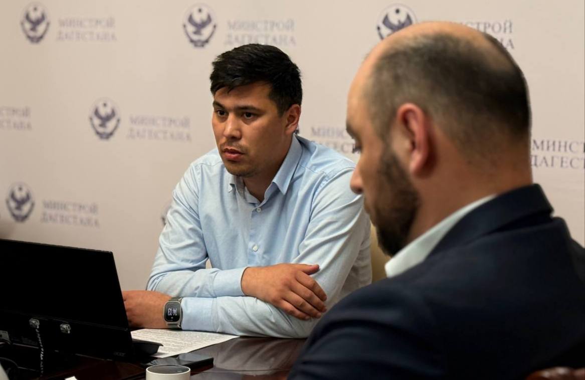 В Буйнакске завершен этап проектирования новых канализационных очистных сооружений В министерстве строительства, архитектуры и ЖКХ Дагестана проведено совещание по вопросу реализации важного инфраструктурного проекта - строительства современных канализационных очистных сооружений в Буйнакске. Проектная документация первого этапа объекта мощностью 20 тысяч кубометров в сутки полностью готова и направлена на государственную экспертизу. Этот стратегически важный объект разрабатывался в рамках федеральной программы развития Северного Кавказа. Сейчас завершающий этап подготовки - проектная документация загружена в единую цифровую платформу экспертизы. Новые очистные сооружения станут важным шагом в модернизации коммунальной инфраструктуры города. Их ввод в эксплуатацию позволит значительно улучшить экологическую обстановку и качество жизни буйнакцев, создав современную систему водоотведения, соответствующую всем требованиям безопасности и экологическим стандартам. Минстрой Дагестана продолжает курировать реализацию этого значимого для республики проекта.