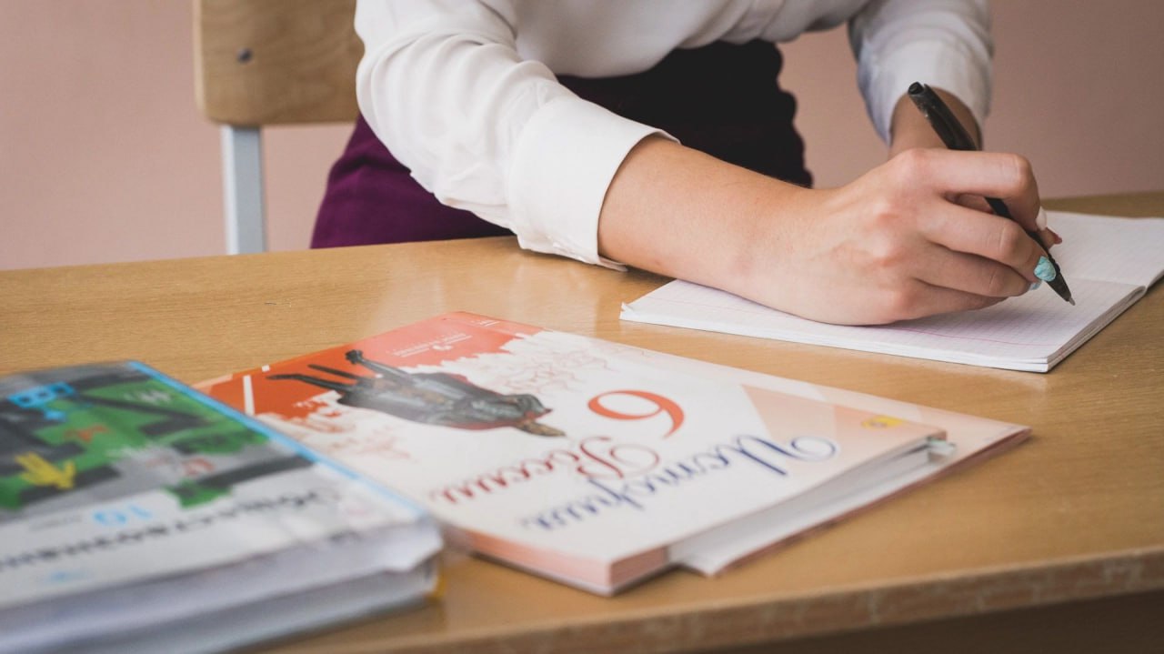 Педагоги в Хабаровском крае просят поднять оклады до уровня МРОТ Профсоюз Учитель направил обращение губернатору Хабаровского края Дмитрию Демешину с просьбой установить базовый оклад педагогических работников на уровне не менее одного МРОТ Согласно тексту обращения с повышением окладов на 25 с 1 января 2026 предполагается что их базовая сумма составит 15 308 рублей Между тем МРОТ с января 2026 года будет составлять 27 093 рубля Сейчас оклад педагогического работника составляет 12247 рублей а значит 25 от 12247 рублей это 3061 75 рублей То есть предполагается что оклад учителя будет установлен в размере 15 308 рублей Тогда как МРОТ в 2025 году составляет 22 440 рублей а с января 2026 года он будет составлять 27 093 рубля говорится в обращении Также педагоги обеспокоены грядущими сокращениями компенсационных и стимулирующих выплат упразднением квалификационных категорий и т д Отсутствие публичности в этом вопросе порождает дополнительную социальную напряженность в нашем регионе Хабаровская профсоюзная организация считает недопустимым ухудшение положения работников сферы образования говорится в обращении Будь в курсе событий везде ОК VK MAX