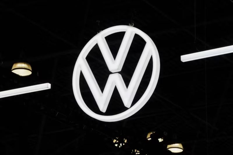 Данные о передвижениях электрокаров Volkswagen утекли в сеть  Компания Volkswagen подтвердила утечку данных о местоположении 800 тыс. электромобилей марок VW, Audi, Seat и Skoda. По данным немецкого издания Der Spiegel, утечка могла позволить связать эту информацию с именами и контактными данными водителей.    На уязвимость обратили внимание специалисты Chaos Computer Club — немецкого сообщества хакеров. Они сообщили о проблеме дочерней компании Volkswagen по разработке ПО — Cariad. В Cariad назвали инцидент результатом «ошибочной настройки» и подчеркнули, что случаев злоупотребления данными третьими лицами пока выявлено не было.      Компания заверила, что утечка не затронула конфиденциальные данные, такие как пароли или информация об оплате. Представители Volkswagen также утверждают, что данные клиентов компании не систематизируются таким образом, чтобы можно было идентифицировать конкретных лиц или отслеживать их передвижения.     Будьте в курсе последних новостей с «TRT на русском»