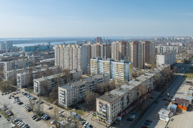 В Волгоградской области за полгода построили 619,2 тыс. кв. метров жилья  В России 10 августа традиционно отмечается профессиональный праздник строителей.   За первое полугодие текущего года в Волгоградской области построили 619,2 тыс. квадратных метров жилых домов, из них 430,5 тыс. квадратных метров возведено населением.  Общая площадь введенных в эксплуатацию зданий нежилого назначения достигла 253,7 тыс. квадратных метров, из них 41,5% – промышленные объекты. А по площади всех введенных в эксплуатацию зданий доля Волгоградской области среди субъектов ЮФО составляет 10,6%. В строительной сфере региона заняты 18 тысяч человек.   В пятницу губернатор Волгоградской области Андрей Бочаров проинспектировал ход ремонтных работ и благоустройства в храмах. Глава региона отметил ключевую роль волгоградских архитекторов, проектировщиков и строителей в реализации проектов и поздравил представителей отрасли с Днем строителя, поблагодарив их за вклад в развитие региона и сохранение культурного наследия.