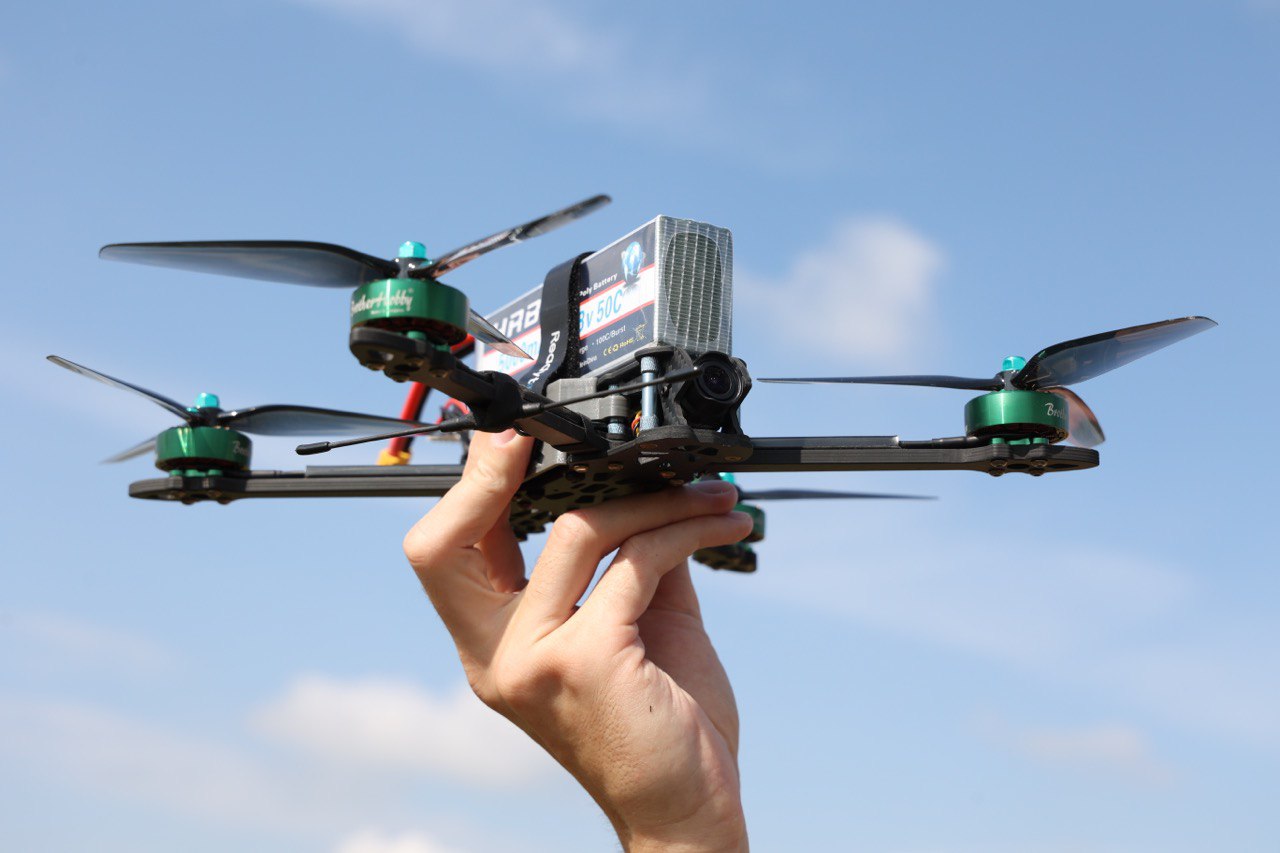 На Южном Урале заброшенные земельные участки выявляют с помощью беспилотников В Челябинской области беспилотные летательные аппараты широко используются для выявления заброшенных земельных участков нелегально захваченных земель фиксации иных нарушений связанных с использованием земли Об этом рассказал заместитель руководителя Управления Росреестра по Челябинской области Евгений Бабич сообщает пресс служба ведомства Он уточнил что в 2025 году было совершено 45 вылетов дронов обследовано 14 727 участков общей площадью 3 088 гектара выявлено 150 признаков нарушений закона Сегодня беспилотники главные помощники инспекторов по охране и использованию земель Они помогают выявлять нарушения например по самовольному занятию земель нецелевому использованию участков неиспользованию участков предназначенных для жилищного или иного строительства садоводства огородничества и ведения личного подсобного хозяйства Важным преимуществом беспилотника является экономия времени Он в десятки раз сокращает время необходимое для обследования земельных участков а также позволяет обследовать труднодоступные места пояснил Евгений Бабич eugenejut