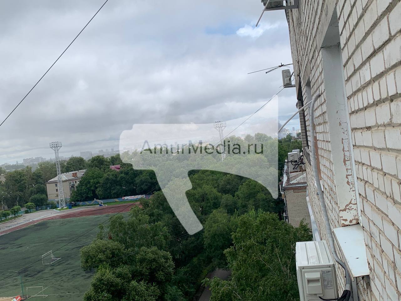 Склад маркетплейса в Хабаровске горит В районе улицы Зеленой произошло возгорание на складе популярного маркетплейса. По предварительным данным, огнем охвачены котельная с пристроенным ангаром, кровля и внутренние помещения общей площадью около 300 кв. м. Находившиеся внутри работники успели самостоятельно эвакуироваться до прибытия пожарных расчетов. #ГородскиеХроники #Август AmurMedia Прислать новость