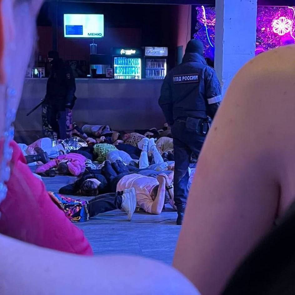 Во время мероприятия Kisskabar в клубе Графит был проведен внезапный рейд целью которого стало обнаружение наркотиков Инспекторы в основном сосредоточили свое внимание на участниках с ярким и необычным стилем одежды Через четыре часа задержания сначала освободили женщин а затем и мужчин