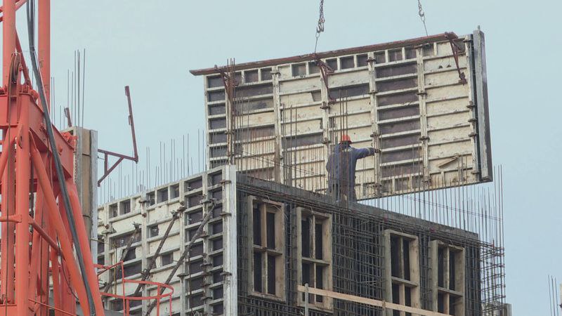 Застройщики Оренбуржья будут платить взносы на школы и детсады в микрорайонах В Оренбургской области вводят инфраструктурный договор Это новый инструмент взаимодействия с застройщиками Они будут на добровольной основе вносить целевые взносы в региональный бюджет Эти средства направят на обеспечение жилых кварталов детскими садами и школами Соответствующее постановление принято на заседании регионального правительства Размер взноса определили как фиксированный Его рассчитают за квадратный метр общей площади жилых помещений опираясь на статистику по количеству детей и стоимости создания одного места в системе образования При этом договор не будет распространяться на проекты комплексного развития территорий В таких случаях застройщики по прежнему обязаны самостоятельно возводить необходимые социальные объекты Средства полученные по инфраструктурному договору можно будет использовать не только для строительства новых образовательных учреждений но и для реконструкции или ремонта уже действующих объектов ВЕСТИ ОРЕНБУРЖЬЯ в telegram в MAX