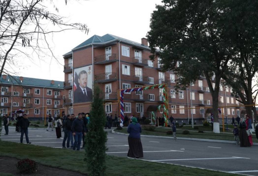 Самый молодой город в России находится в Чечне  Город Ойсхара в Гудермесском районе Чечни назвали самым молодым в России, ему нет еще и двух лет. Об этом сообщило информ-агентство со ссылкой на Росреестр и данные Госкаталога географических названий.  Статус города этот населенный пункт получил только 1 января 2024 года.  Ойсхара расположен рядом с федеральной трассой "Кавказ" у северного подножья Качкалыкского хребта. Райцентр - город Гудермес - в 15 километрах от него, а до Грозного 53 километра.  Раньше это было село Ойсунгур, а первое упоминание о нем датируется 1732-м годом. В 1944 году его переименовали в Новогрозненское и спустя два года присвоили статус поселка городского типа. Уже в 1989 году поселок получил имя Ойсхара.  Общее население оценивается в 20 тысяч человек. На территории есть школы, детские сады, а также большая соборная мечеть имени Сулима Кадырова.