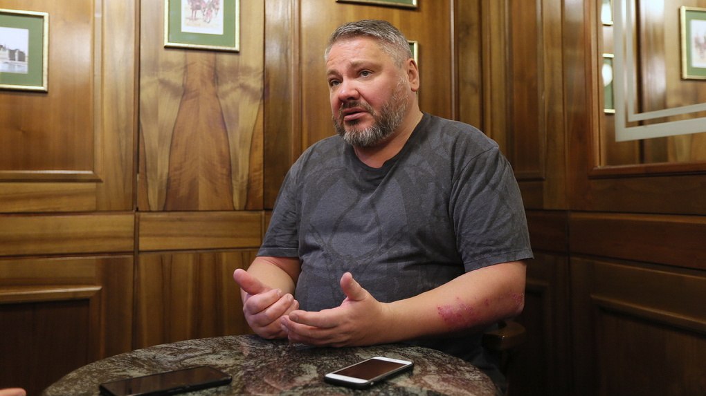 Антон Баков хочет заработать на производстве никеля Предприниматель запатентовал собственную технологию по выпуску никеля и намерен построить завод рядом с Еловским месторождением в 10 км от Серова Стоимость проекта до миллиарда рублей Спрос на никель обусловлен потребностями металлургов и автопрома рассказал Баков корреспонденту 66 RU Чтобы выйти на аукцион на право эксплуатировать Еловское месторождение нужно заплатить 4 млрд рублей это взнос гарантирующий серьезность намерений инвестора говорит Баков Мы просим уменьшить эту сумму но ответа пока не добились и сражаемся с бюрократическими ветряными мельницами Предприниматель рассчитывает что с запуском проекта поможет губернатор Свердловской области Денис Паслер Новости из Екатеринбурга