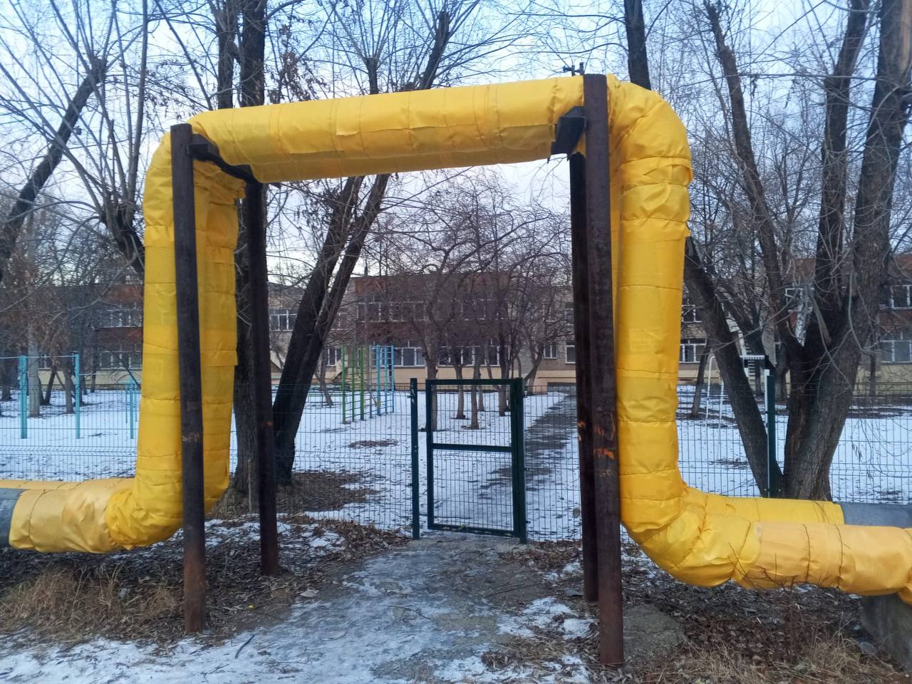 В Челябинске по требованию прокуратуры восстановлено теплоизоляционное покрытие тепловой сети  Прокуратура Курчатовского района провела проверку исполнения требований законодательства в сфере теплоснабжения.                                                                                                                                                                                                                                                   Установлено, что  по адресу пр.Комсомольский, д. 74б имеется участок тепловой сети без теплоизоляционного покрытия, что повышает потери энергоресурса и негативным образом влияет на состояние теплосетей.                                                                                                                                                                                                                                                                                                                                                                                                                                                                     Прокурором генеральному директору обслуживающей теплосети организации АО «УСТЭК-Челябинск» внесено представление об устранении нарушений закона.                                                                                                                                                                                                                                                              В результате принятых прокуратурой мер нарушения устранены, теплоизоляционное покрытие восстановлено.