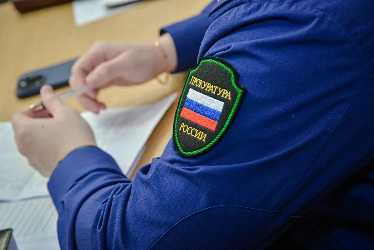 На перегоне под Оренбургом погиб электромонтёр Несчастный случай произошёл 27 апреля около 16 20 на перегоне Неприк Колтубанка Южно Уральской железной дороги Во время расчистки линии электропередачи на работника упало дерево Полученные травмы оказались смертельными По факту произошедшего проводится доследственная проверка Читайте нас там где вам удобно На нашем сайте Подписывайтесь в Дзене В Максе В Одноклассниках В ВКонтакте