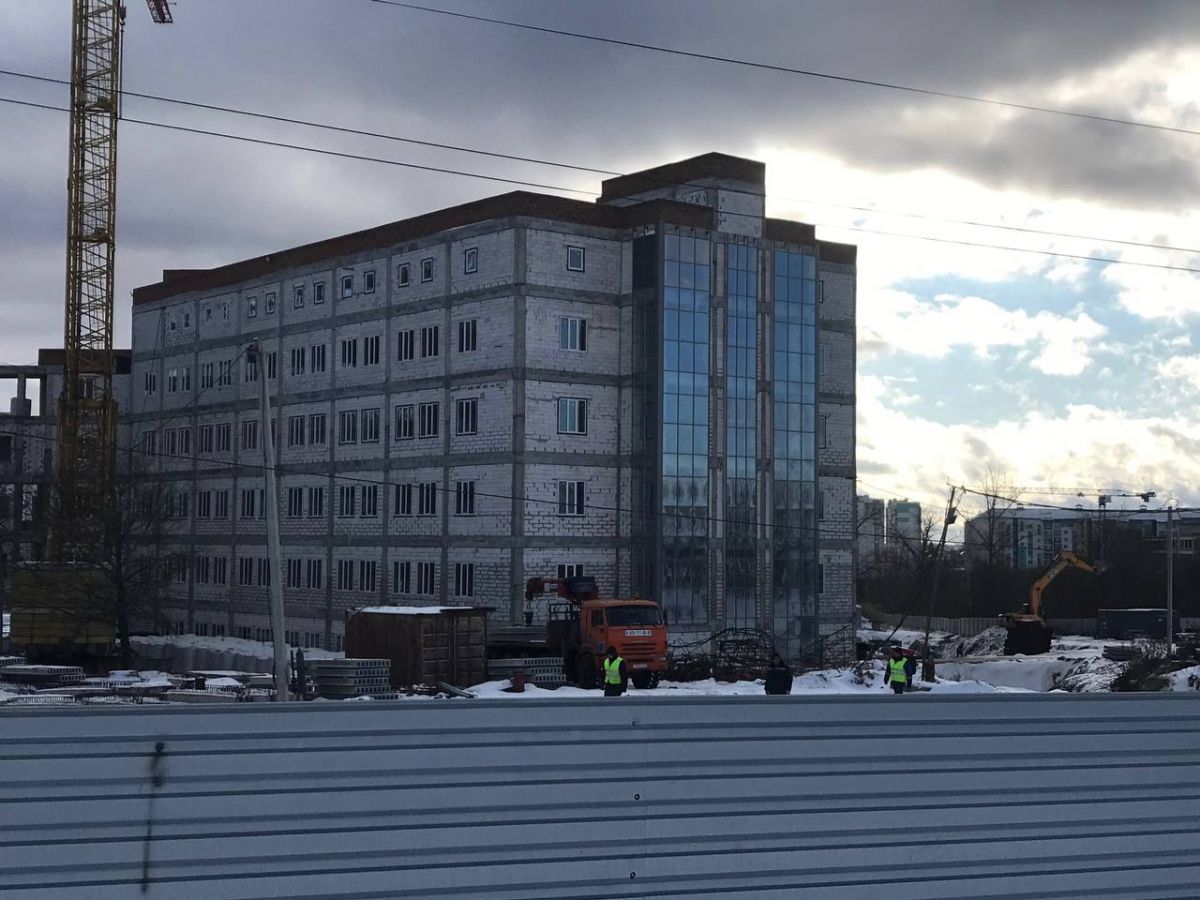 "На нас смотрит вся страна": стройка детской больницы в Курске вместо 3 лет растянулась на пятилетку     В Курске строительство детской больницы на проспекте Плевицкой за 8,4 млрд рублей началось в 2022 году. К началу 2025 года ее обещали построить, а то и раньше. Потом ставили срок исполнения - декабрь 2026 года. В итоге – срок в паспорте объекта указан 4 квартал 2027 года. «Курские новости» посмотрели за ходом работ. До окончания «пятилетки» остается два года. #Курск  ↗  Прислать новость   Подписаться