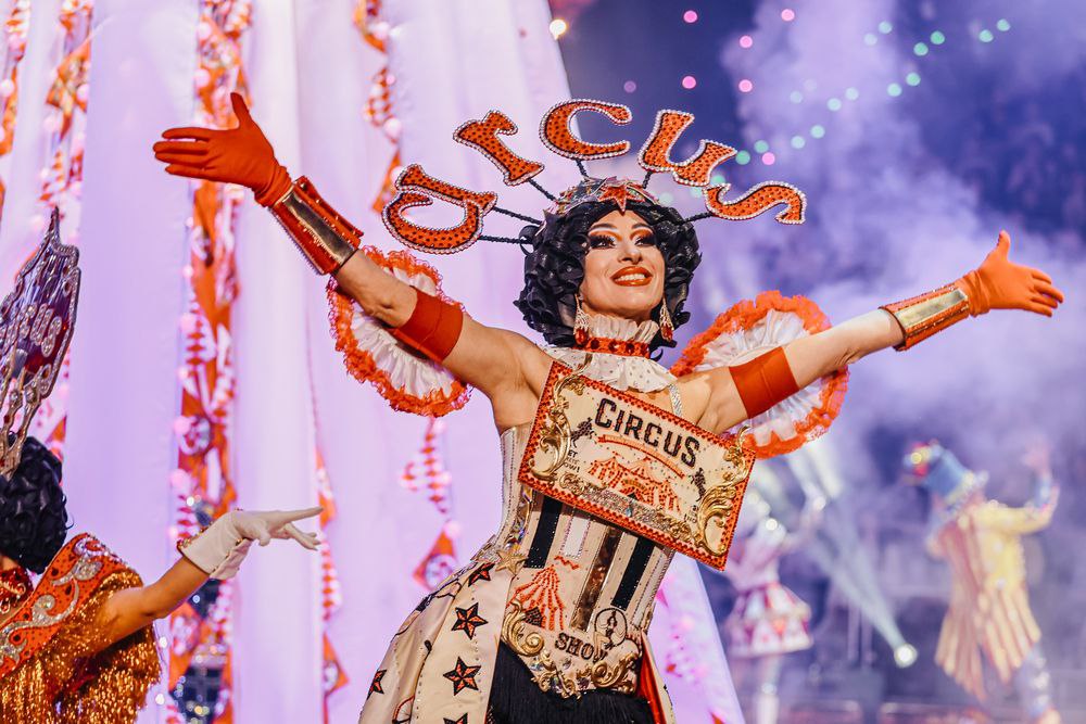 На новогодние праздники в Гомель снова приедет с гастролями продюсерский центр Королевский цирк Гии Эрадзе На этот раз покажут программу Бурлеск По масштабу шоу не уступит предыдущим представлениям именитые артисты дрессированные животные красочные костюмы и декорации рекордные трюки запоминающиеся номера и спецэффекты Когда премьерный показ