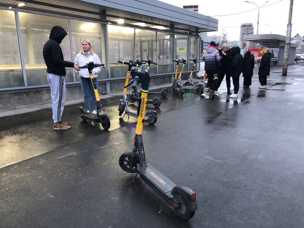 Самокаты приравняют к транспортным средствам. Такое решение поддержали в законодательном собрание Свердловской области.   Если решение будет окончательным, то самокатчикам надо будет получать разрешение на управление самокатом и не только.   При этом власти не хотят избавляться от кикшеринговых компаний и запрещать им вести деятельность в центре Екатеринбурга. Потому, что контролировать это будет сложно. Да еще и курьерам не известно не чем тогда доставлять еду.     Миллионеров