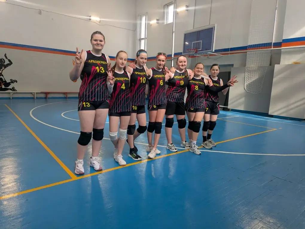 Команда девочек СОШ 1 станицы Архонская завоевала Кубок Главы РСО Алания по волейболу Женская волейбольная команда МБОУ СОШ 1 станицы Архонская одержала победу на Кубке Главы Республики Северная Осетия Алания Спортсменки продемонстрировали высокий уровень подготовки сплоченность и силу командного духа Хочу выразили б слова благородности руководителю и педагогу физического воспитания Татьяне Александровне Левченко Благодаря ее профессионализму опыту и системной работе спортсменки смогли показать уверенную игру и добиться наивысшего результата Уверена победа стала важным спортивным достижением не только для школы но и для всего Пригородного района Команду поздравляю с заслуженным успехом и желаю не останавливаться на достигнутом продолжать тренировки и покорять новые вершины Напомню соревнования на Кубок Главы РСО Алания были запущены три года назад по инициативе нашего главы Сергея Меняйло и стали одним из самых массовых мероприятий в системе