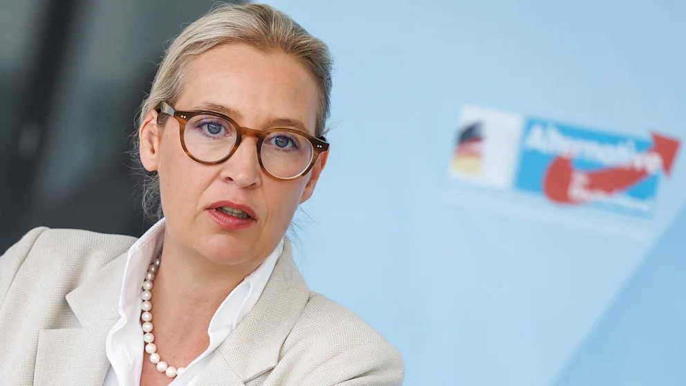 «Альтернатива для Германии», возможно, стала самой популярной немецкой партией — в последних опросах Forsa она обогнала ХДС  Согласно опросу Forsa для RTL и N-TV, АдГ достигла уровня одобрения в 26% и стала, таким образом, самой популярной партией Германии. ХДС на втором месте с 24%. СДПГ остаётся  на уровне 13%, наравне с «Зелёными». У «Левых» 11%. В то же время в Германии высока  и растёт  доля неопределившихся — 25%.   У канцлера Фридриха Мерца картина тоже мрачная: его показатели одобрения падают до нового минимума. Его работой довольно лишь 29% опрошенных — на 3% меньше, чем в предыдущем опросе. Недовольных — 67%.   Опрос, Forsa, однако, не единственный показатель динамики общественных настроений в Германии. Текущий опрос INSA-Meinungstrend показал несколько иные результаты: 27% у ХДС и 25% у АдГ. При этом INSA также фиксирует падение популярности ХДС.