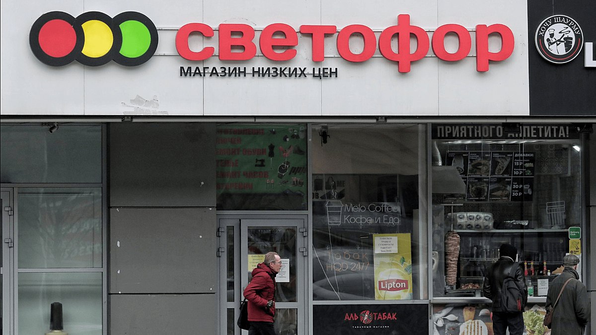 В первой половине 2025 года российские сети жёстких дискаунтеров выручили свыше 642 млрд рублей Это на 27 больше год к году Количество точек тоже увеличилось на 9 1 Среди благоприятных для сегмента факторов сберегательное поведение потребителей на фоне высокой ключевой ставки vc ru retail 2202526