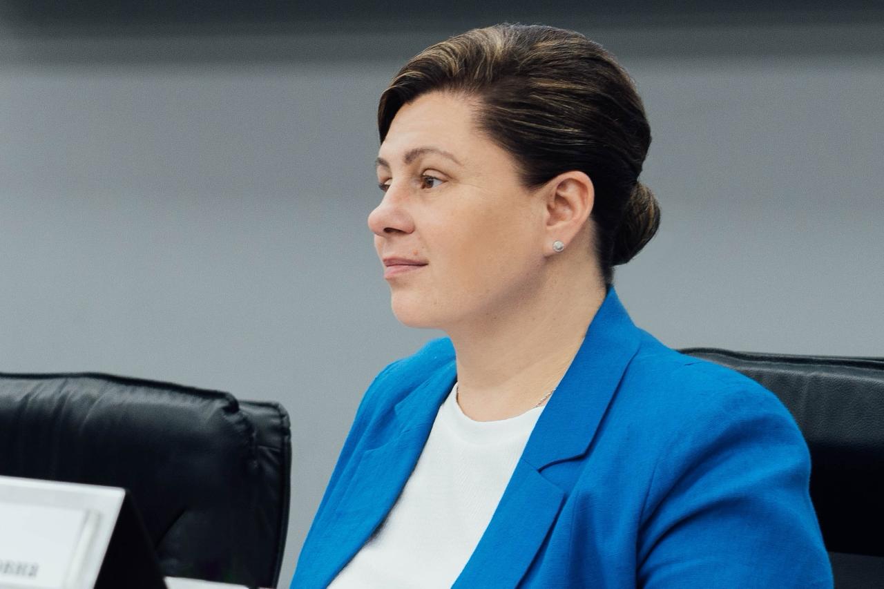 Сегодня на площадке Саратовской государственной юридической академии состоялась рабочая встреча членов Центральной избирательной комиссии Российской Федерации с представителями территориальных и участковых избирательных комиссий Саратовской области. В мероприятии приняли участие председатель ЦИК России Элла Памфилова, заместитель председателя Николай Булаев, члены комиссии Людмила Маркина и Евгений Шевченко, вице-губернатор – руководитель аппарата губернатора Саратовской области Михаил Орлов, председатель избирательной комиссии области Ирина Романова и ректор СГЮА Екатерина Ильгова. В рамках встречи прошла дискуссия на тему «Единая обучающая среда как один из стандартов избирательной системы». Участники обсудили интеграцию электронных ресурсов в единый комплекс и познакомились с путеводителем по электронным ресурсам Российского центра обучения избирательным технологиям при ЦИК России. Кроме того, члены территориальных и участковых комиссий узнали о результатах доработки сервиса обучения на портале Госуслуг для избирательных комиссий и его новых функциях, познакомились с интерактивным рабочим блокнотом участковых избирательных комиссий и функционалом государственной автоматизированной системы «Выборы». Также обсудили предстоящие выборы и референдумы, запланированные в Единый день голосования 14 сентября 2025 года. #лучшееюридическое #сгюа #саратов