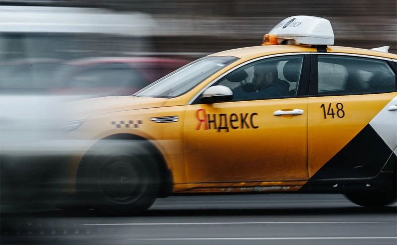 Самозанятых водителей предложили выделить в отдельный вид перевозок для них просят ослабить требования закона убрав обязательства по медосмотрам техосмотрам и вхождению в реестр такси Общественная организация Объединение самозанятых России ОСР предложила создать отдельное правовое регулирование для райдхейлинга перевозок частными водителями на личных автомобилях через цифровые платформы Соответствующее обращение направлено Мишустину сообщает РБК По словам авторов инициативы в России сложилась ситуация при которой частные водители на личных автомобилях по оценкам объединения их до 5 млн человек фактически выполняют функцию общественного транспорта компенсируют дефицит автобусов в регионах выходят на линию в непогоду и обеспечивают связность там где регулярные маршруты нерентабельны Но действующее регулирование речь идет о законе о такси 580 ФЗ создано для профессиональных таксопарков и не учитывает непостоянный платформенный характер работы таких водителей По сути речь идет о создании правового регулирования и включении в Транспортную стратегию райдхейлинга модели перевозок принципиально отличной от такси пояснили РБК в ОСР Этот вид перевозок существует по всему миру и является нормальной устоявшейся практикой Везде для райдхейлинга действуют отдельные правила регулирования учитывающие специфику платформенной занятости использование личного транспорта и непостоянный характер работы водителей В объединении подчеркивают что райдхейлинг существует в России уже несколько десятков лет и фактически стал частью транспортной системы Его правовой статус по мнению авторов может базироваться на законодательстве о платформенной экономике Подписаться на PRO transport