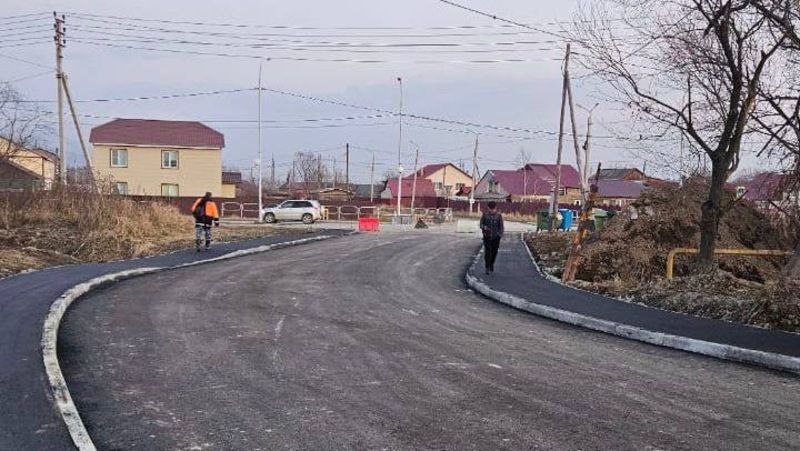 Подрядчик полностью заасфальтировал улицу Набережную в Троицком  Подрядчик полностью заменил старый асфальт на новый на улице Набережной в селе Троицкое Анивского района. Рабочие обновили покрытие на проезжей части и тротуарах на участке от улицы Новой до улицы Матросова, сообщили в пресс-службе министерства транспорта и дорожного хозяйства Сахалинской области.  Сейчас подрядная организация начала подготовку к работам по обустройству новой линии наружного освещения на всем протяжении улицы.   «Сегодня подрядчик завершил работы на последнем участке. Теперь современное покрытие уложено на всем протяжении проезжей части и тротуаров от ул. Новой до ул. Матросова. Сейчас идет подготовка к работам по устройству наружного освещения», — рассказал министр транспорта и дорожного хозяйства Максим Жоголев.  ———    :     Прислать нам новость: