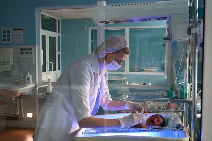 В соответствии с задачами национальных проектов Продолжительная и активная жизнь и Семья в Амурской области особое внимание уделяется охране здоровья женщин и детей Амурчанкам на этапах планирования беременности в период вынашивания и после родов оказывают высококвалифицированную медицинскую поддержку В областном перинатальном центре трудятся 82 врача и 136 среднего медперсонала Они проводят осмотры и обследования заботятся о мамах и малышах Благодаря точной диагностике выявляют возможные заболевания и начинают своевременное лечение Врачи делают все возможное чтобы роженица чувствовала себя безопасно и комфортно В 2025 году врачи областного перинатального центра приняли более 3 179 тысяч родов в результате которых родилось 3 236 детей что превышает показатели предыдущего года Родильные залы кабинеты и палаты оснащены новейшим медицинским оборудованием способствующим успешной реабилитации рожениц и сохранению здоровья новорожденных Подпишись на Amur life Мы в МАХ