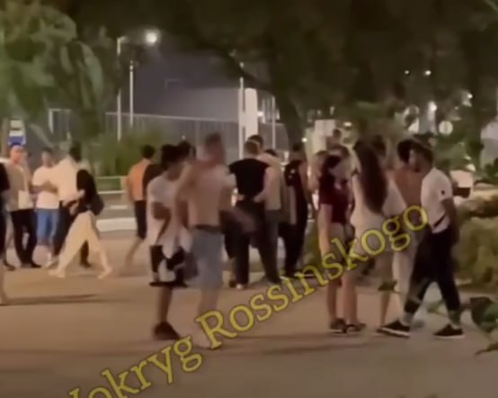 В Краснодаре группа агрессивных молодых людей терроризирует микрорайон Россинского На протяжении нескольких недель группа агрессивных молодых людей 25-30 человек терроризирует местных жителей. Нападения происходят на прохожих в вечернее и ночное время. В составе группировки представители разных национальностей. Люди жалуются на неэффективную работу полиции. В МВД заявили о начале проверки, а общественник Краснодара Сергей Климов в своем телеграм-канале 18+ выложил несколько публикаций о том, что представители "Русской общины" не стали дожидаться реакции силовых ведомств и вышли на патрулирование улиц микрорайона. В Сети местные жители требуют от правоохранительных органов реальных действий по обеспечению безопасности. Фото: 23 МВД, Климов KrasnodarMedia Прислать новость