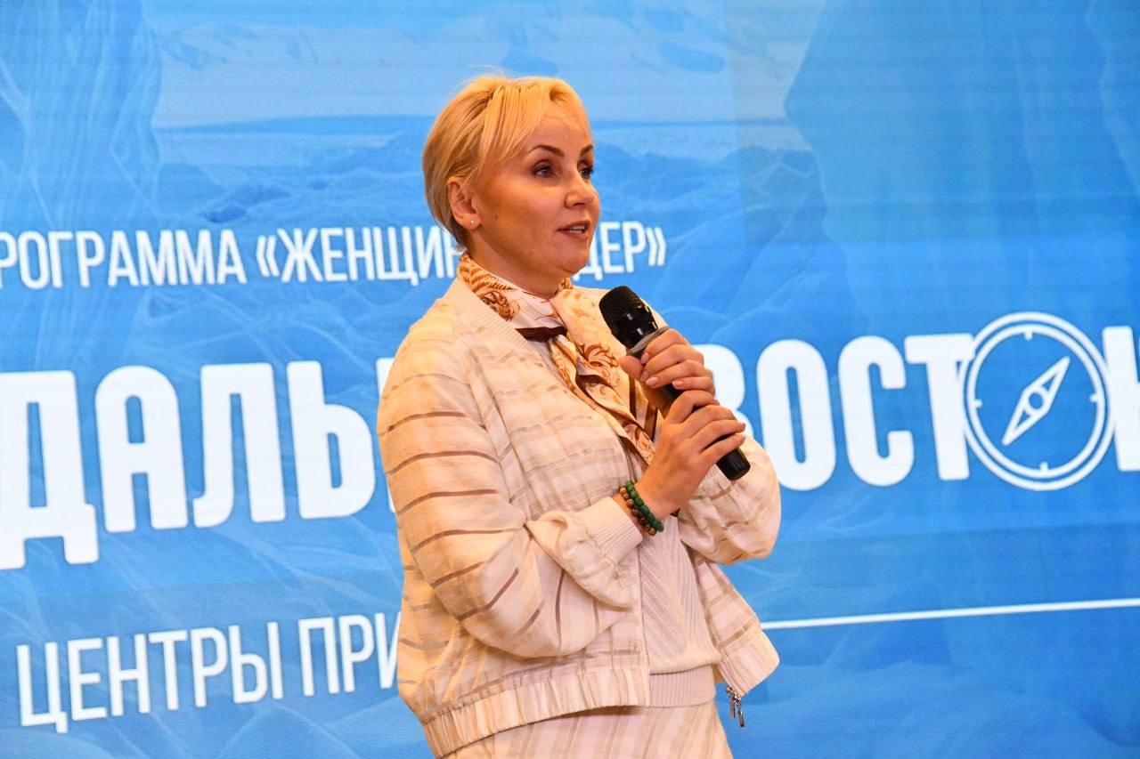 Мария Костюк вошла в число амбассодоров движения «Женщина-лидер. Север и Дальний Восток».  Врио главы  ЕАО Мария Костюк заявила о значимой роли женщин в ходе стратегической сессии проекта «Женщина-лидер. Север и Дальний Восток». Финальная сессия проекта прошла в Забайкалье.  В проекте участвуют более 110 женщин-управленцев из 18 субъектов Арктики и Дальнего Востока. Всех их объединяет желание изменить жизнь в своих регионах к лучшему.  Лидерство — это в первую очередь про ответственность перед каждым жителем, умение слышать и находить точки соприкосновения между людьми и властью. Это искреннее желание помочь каждому и вовлечь людей в общее дело. Мы не выбираем, где родиться, но выбираем, как жить. И делаем все для того, чтобы жизнь малой родине была комфортной и благополучной, -  отметила Мария Костюк.   Подпишись